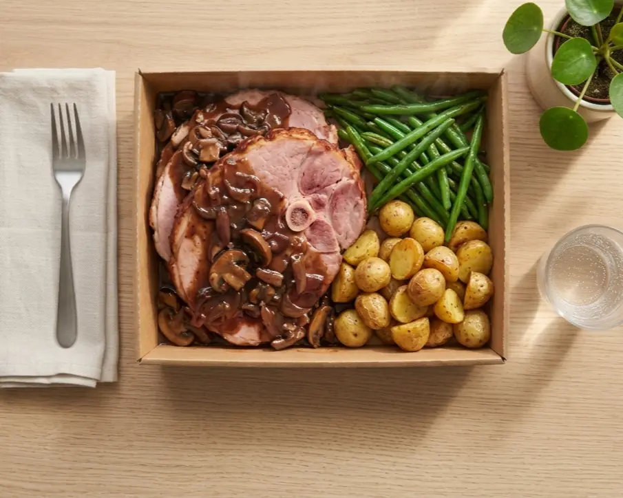 Jambon à l'os rôti sauce Madère aux champignons, poêlée d'haricots verts et pdt grenaille